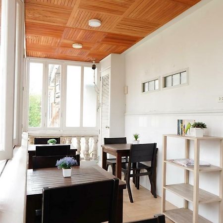 Golden Mountain Hostel Банкок Екстериор снимка