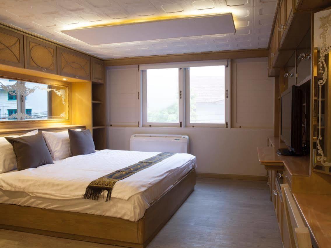 Golden Mountain Hostel Банкок Екстериор снимка
