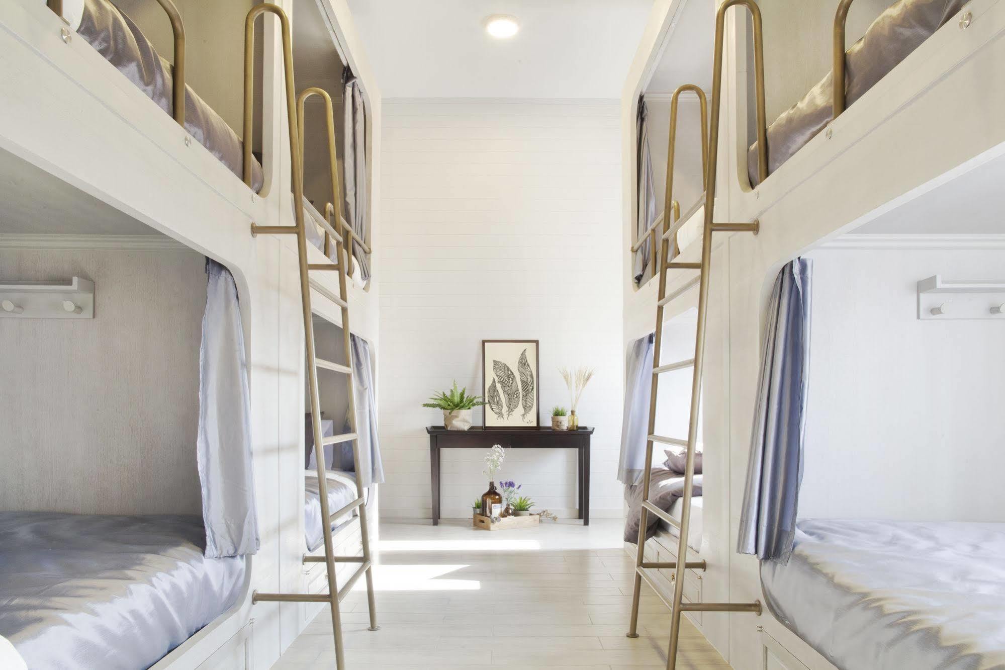 Golden Mountain Hostel Банкок Екстериор снимка