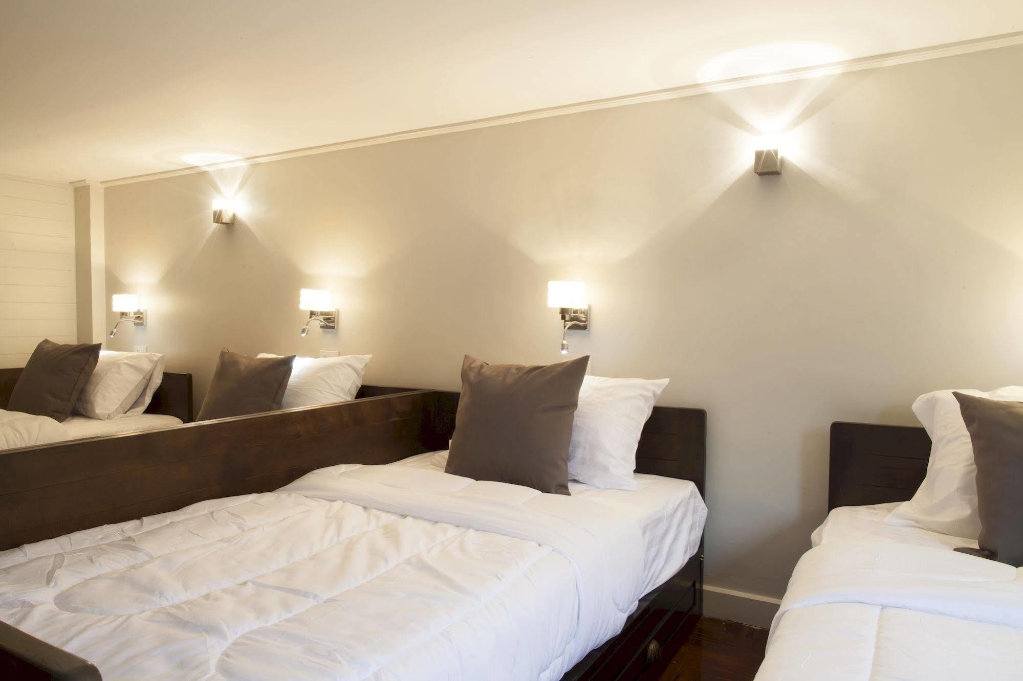 Golden Mountain Hostel Банкок Екстериор снимка