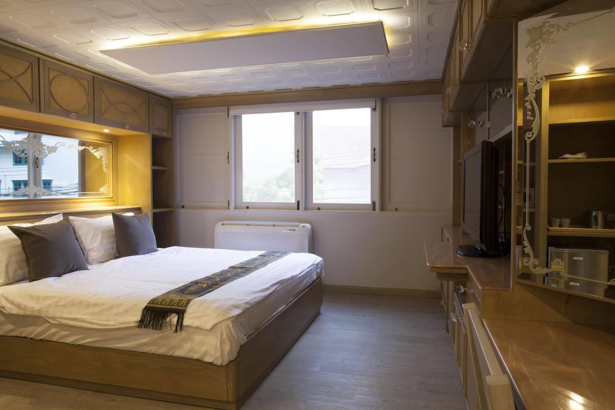 Golden Mountain Hostel Банкок Екстериор снимка