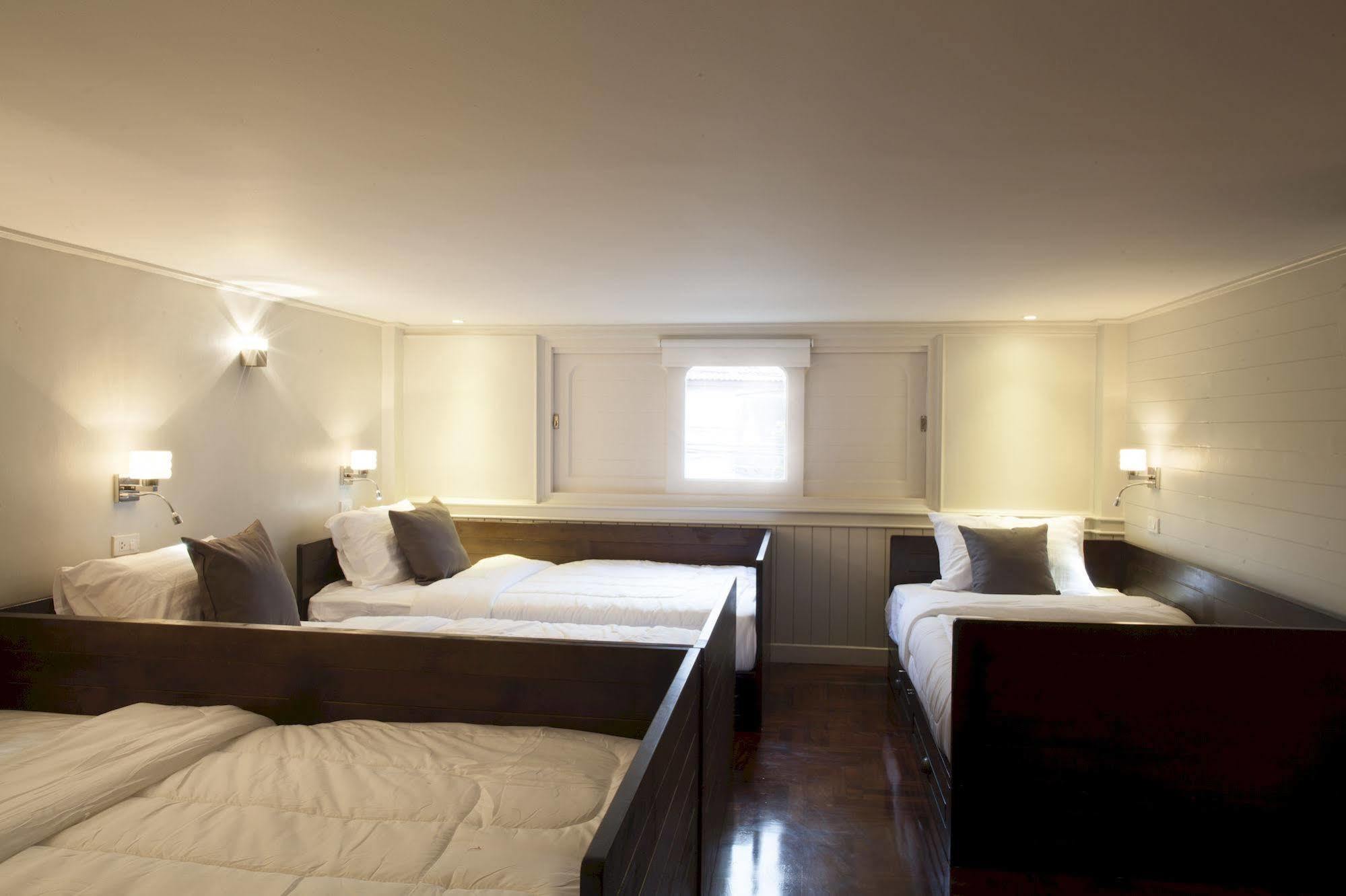 Golden Mountain Hostel Банкок Екстериор снимка