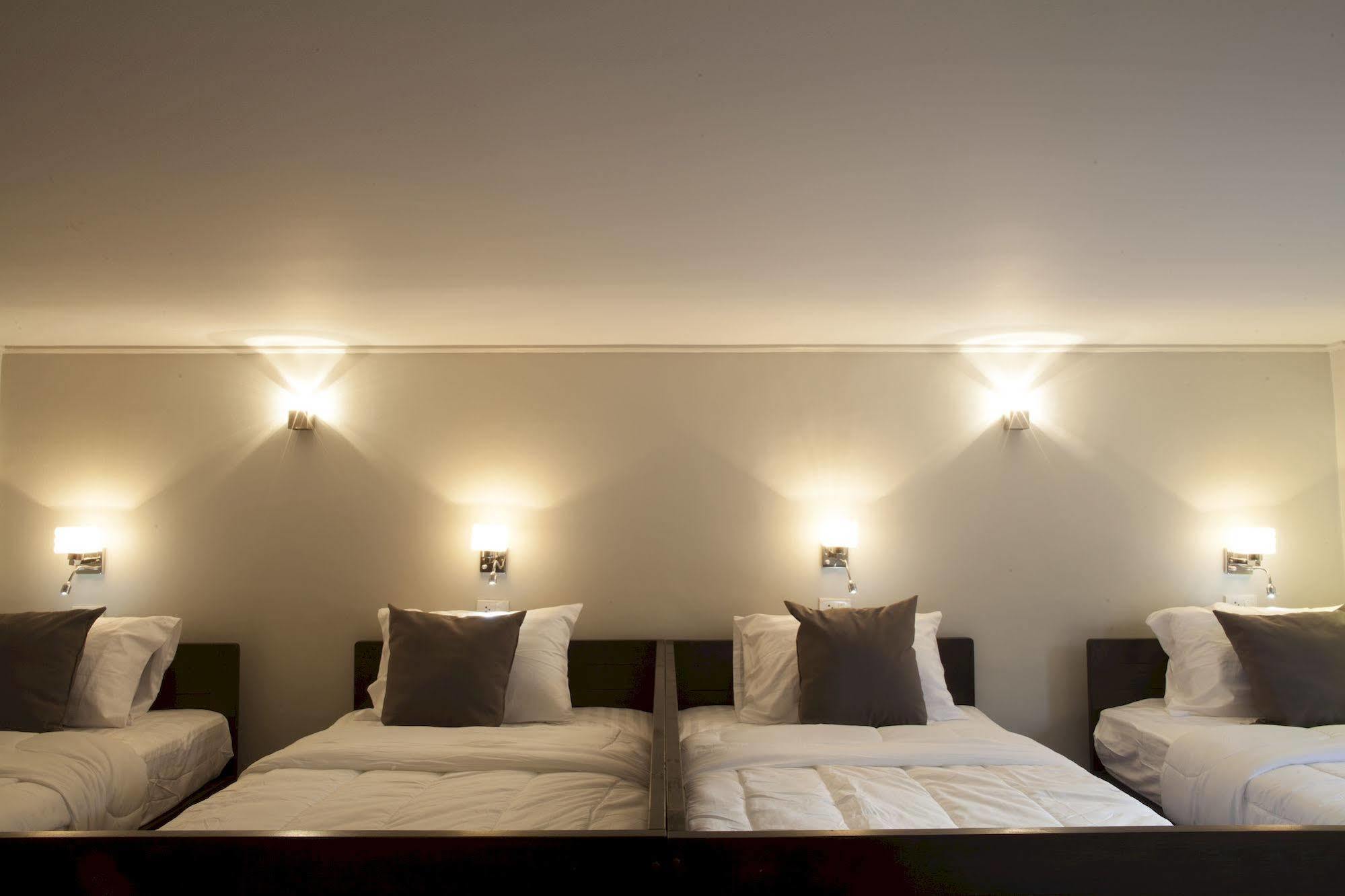 Golden Mountain Hostel Банкок Екстериор снимка