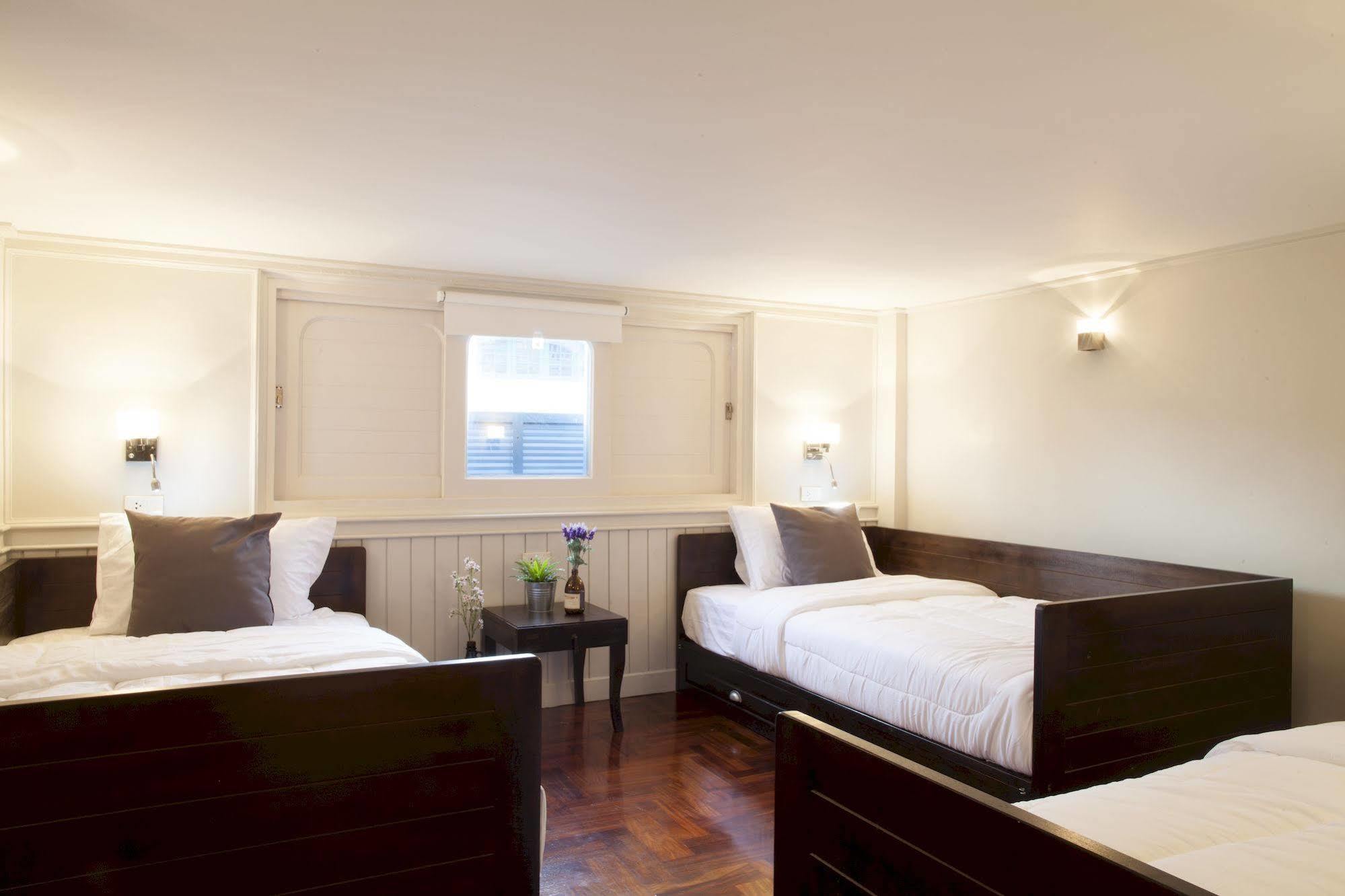 Golden Mountain Hostel Банкок Екстериор снимка