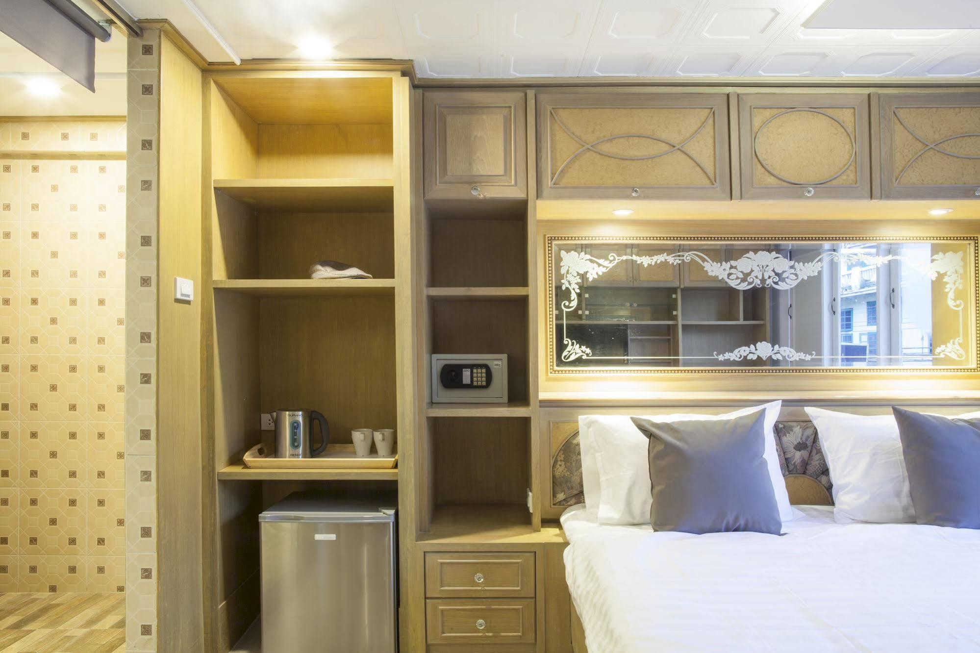 Golden Mountain Hostel Банкок Екстериор снимка