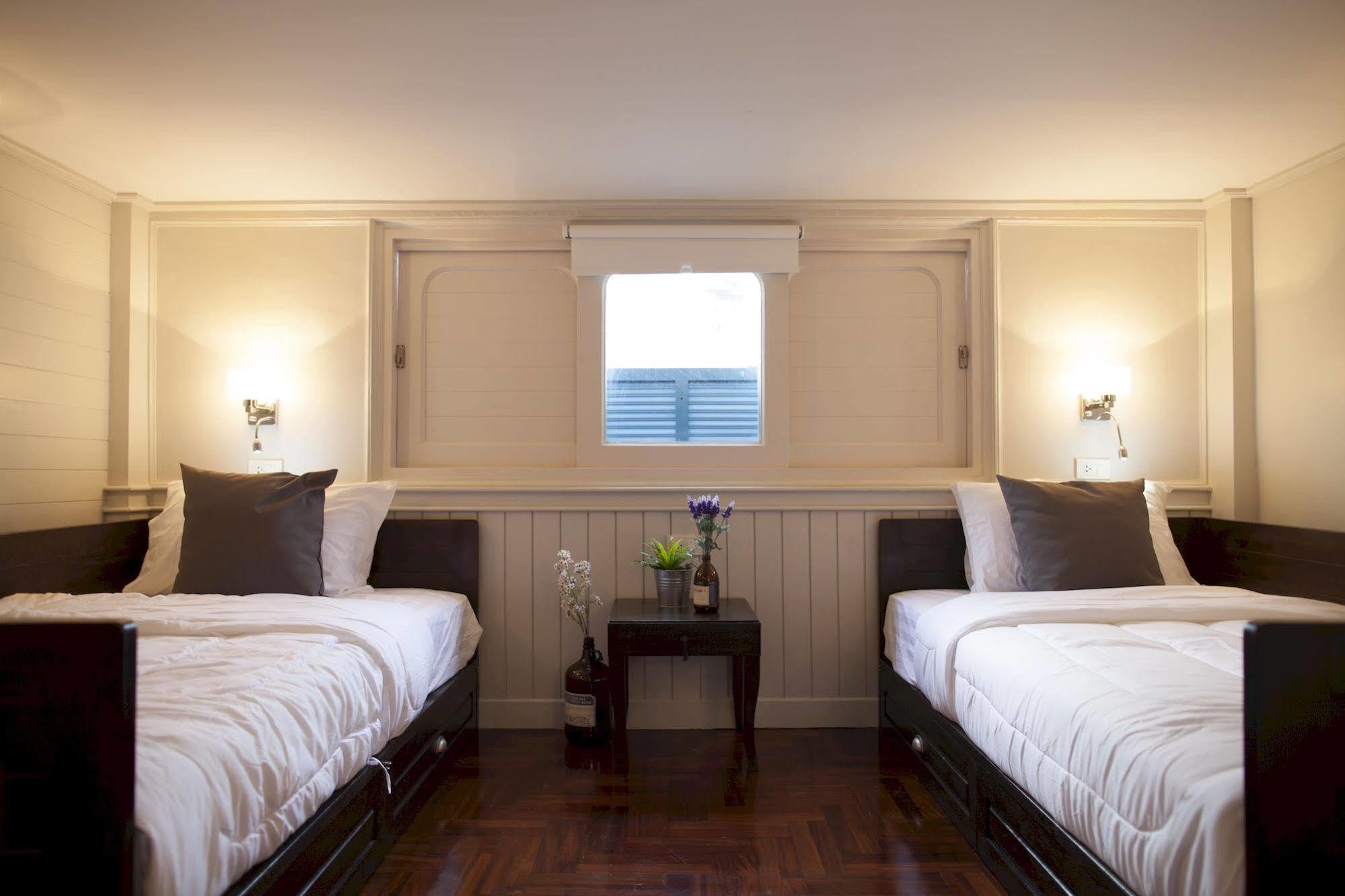 Golden Mountain Hostel Банкок Екстериор снимка