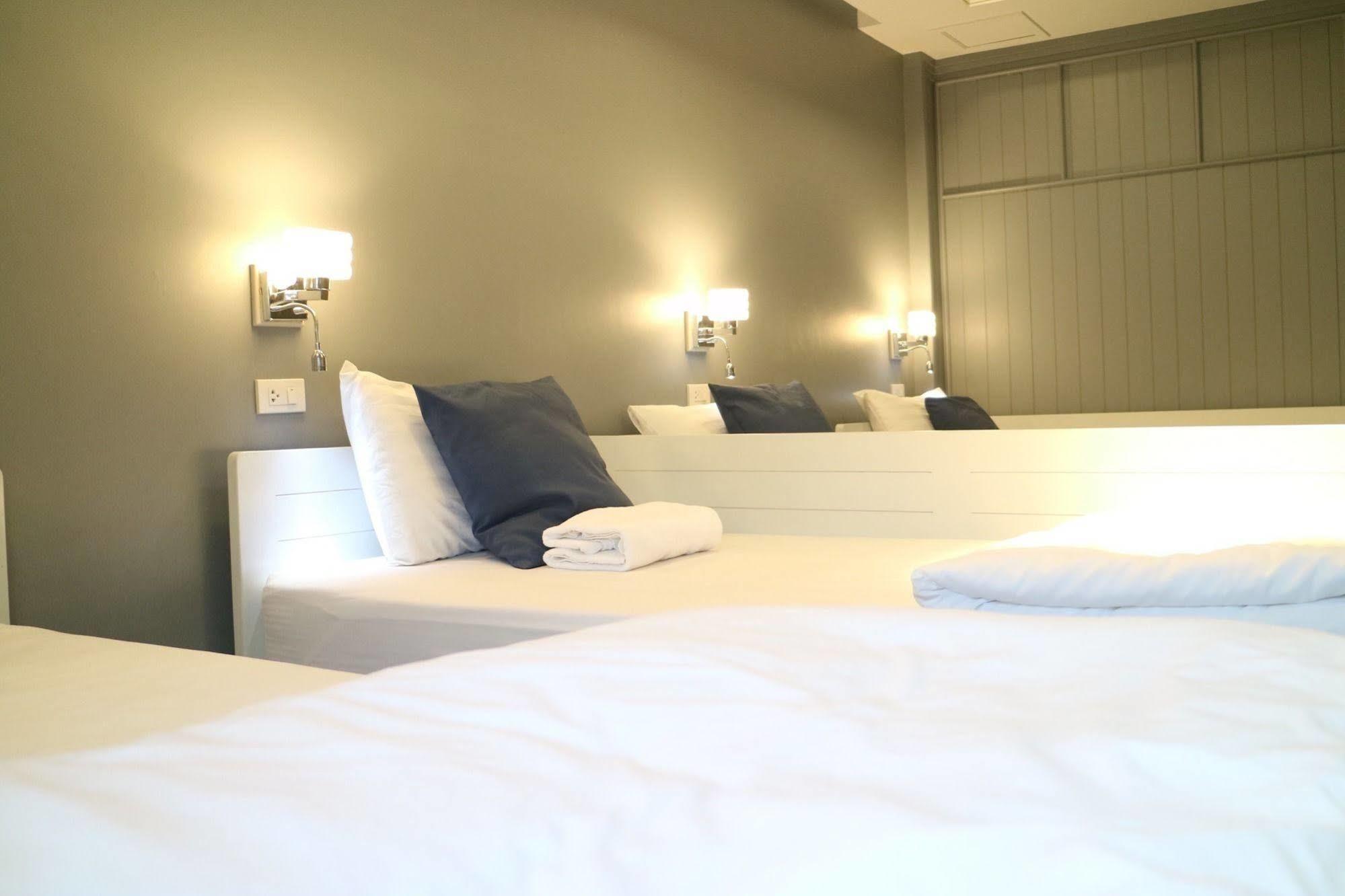 Golden Mountain Hostel Банкок Екстериор снимка