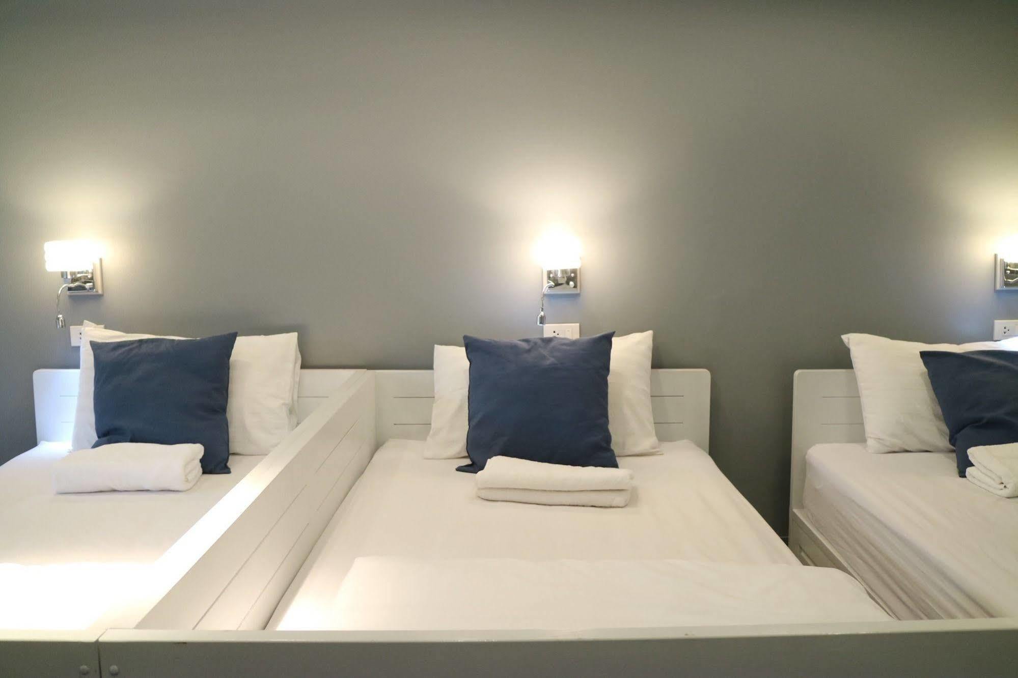 Golden Mountain Hostel Банкок Екстериор снимка
