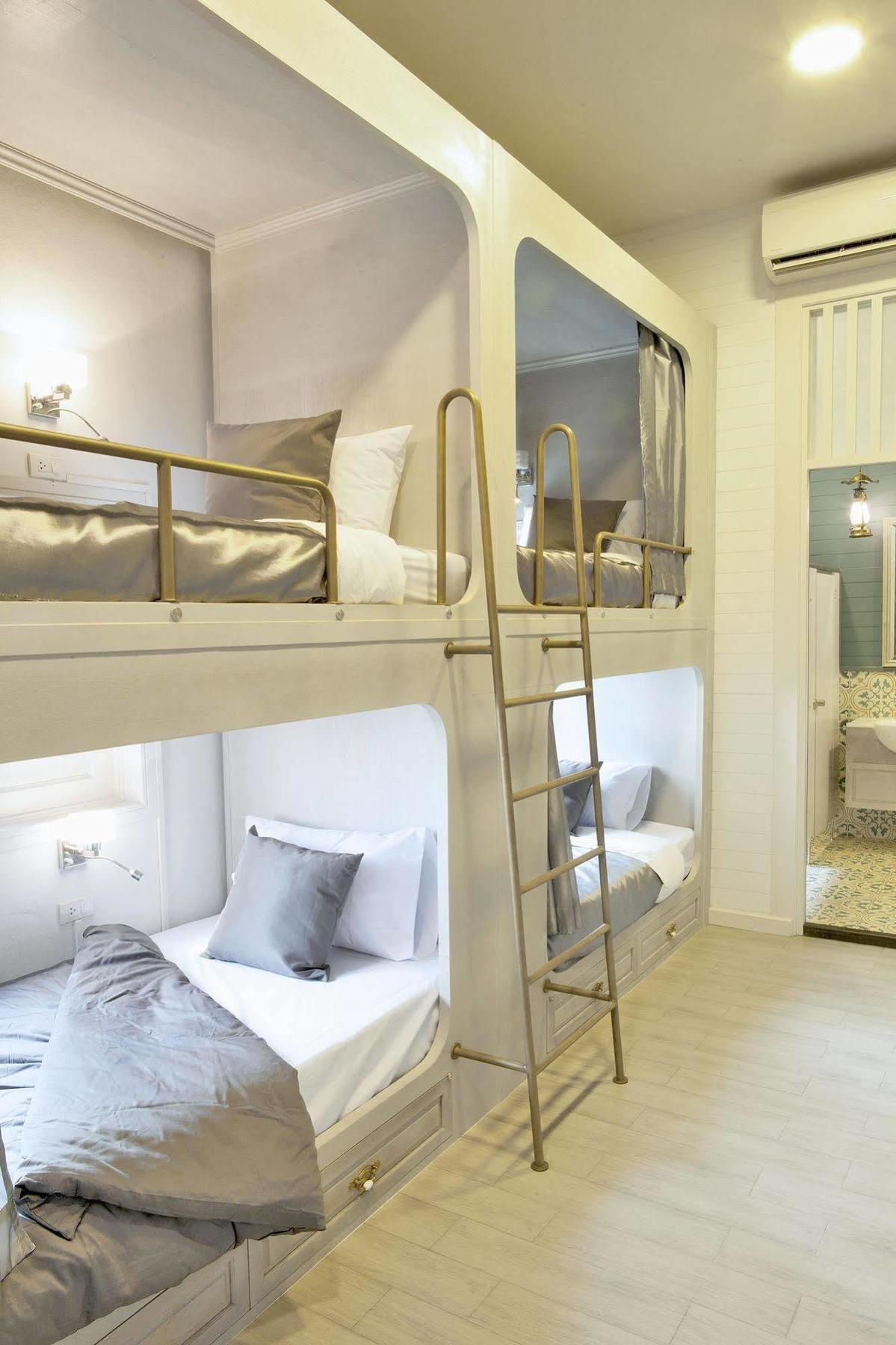 Golden Mountain Hostel Банкок Екстериор снимка