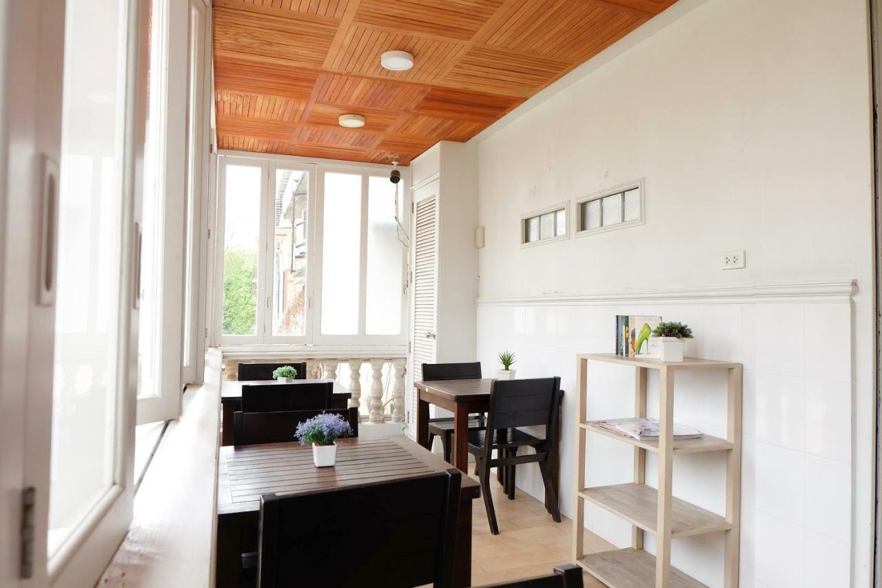 Golden Mountain Hostel Банкок Екстериор снимка
